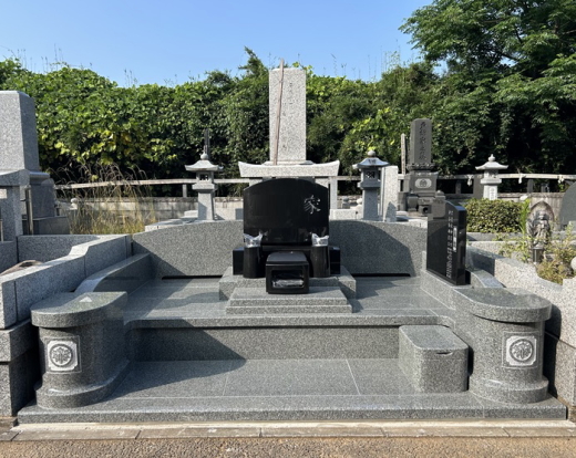 インド黒の洋型墓石