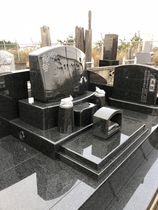 桜と文鳥を彫刻したデザイン墓石 茨城県土浦市 渡辺石材工業